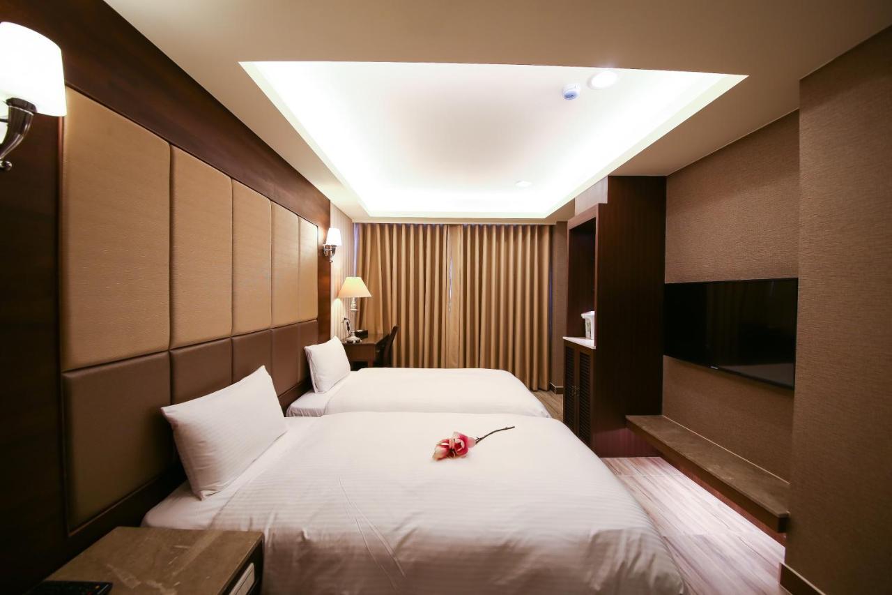 Maple Hotel Second Branch تاينان المظهر الخارجي الصورة