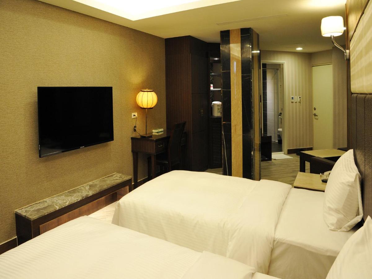 Maple Hotel Second Branch تاينان المظهر الخارجي الصورة