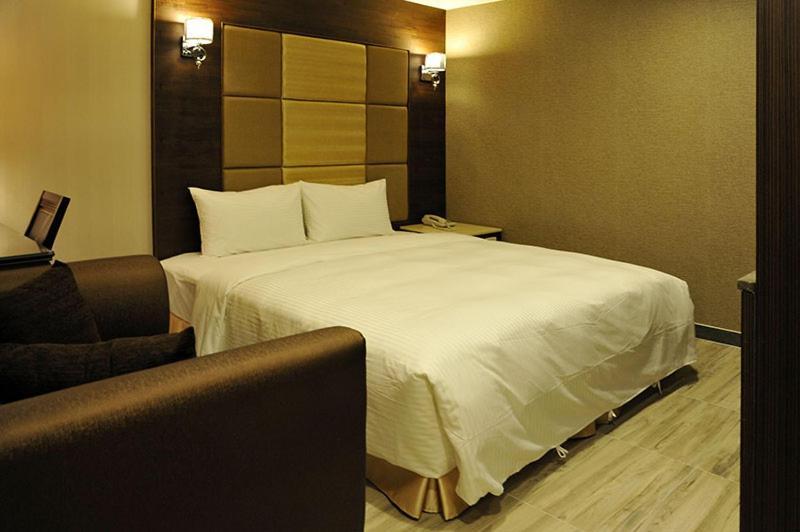 Maple Hotel Second Branch تاينان المظهر الخارجي الصورة