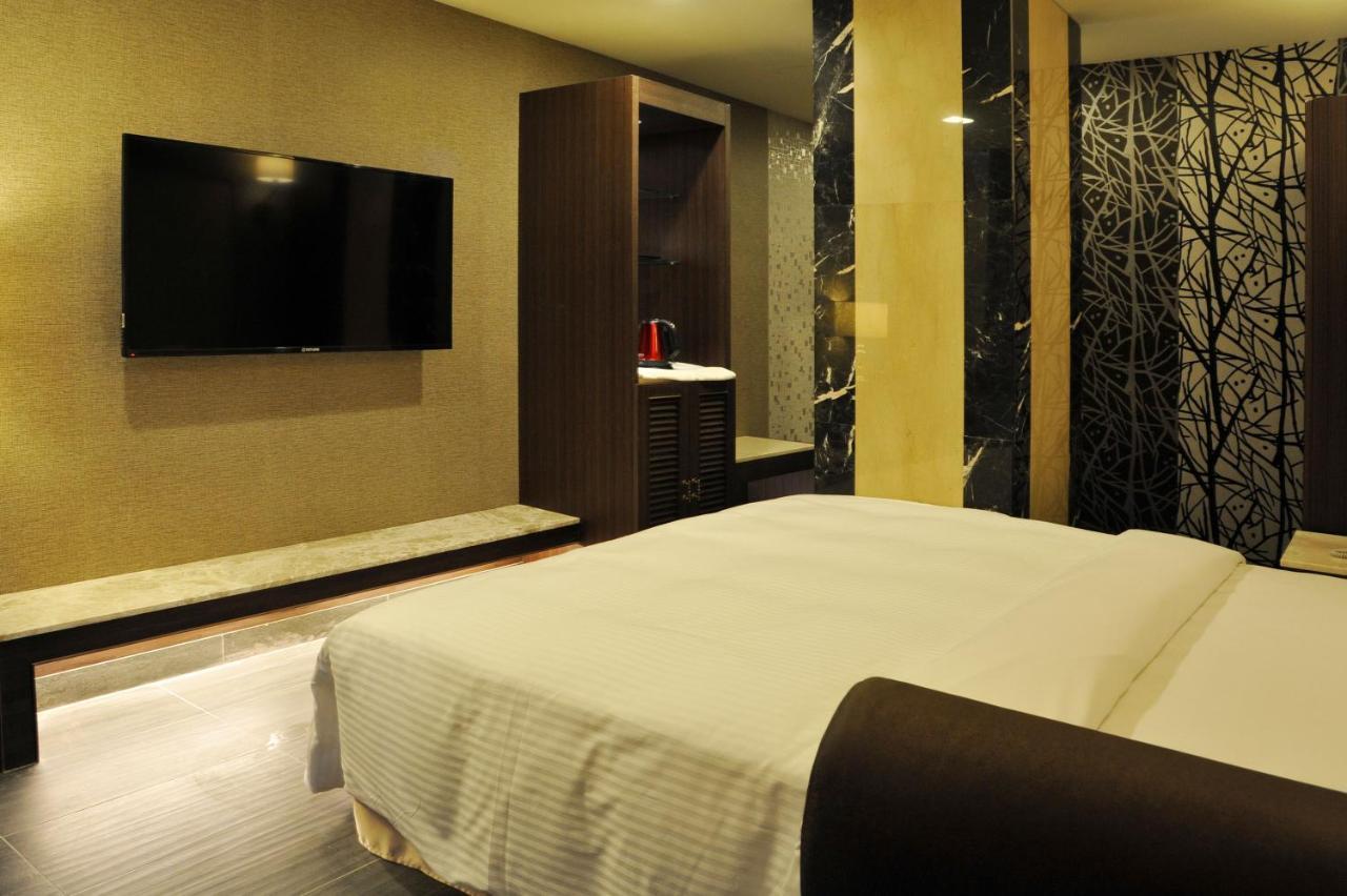 Maple Hotel Second Branch تاينان المظهر الخارجي الصورة